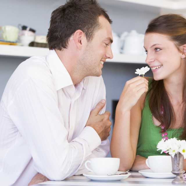 Переписываться с женатым. Чаепитие с мужем. Муж и жена за столом. Мужчина и женщина пьют чай дома. Мужчина и женщина за чаем вдвоем.