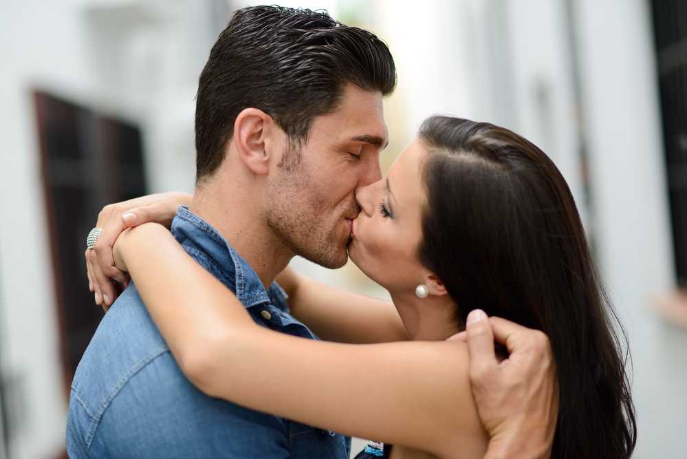 Как первый раз поцеловать девушку в губы: идеальный 1-й поцелуй.