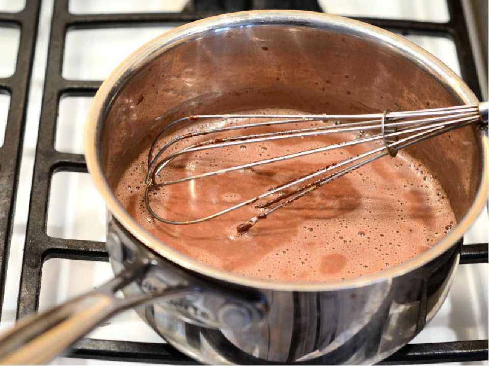 Приготовление горячих. Приготовление шоколада. Какао для варки. Приготовление горячего шоколада. Варка горячего шоколада.