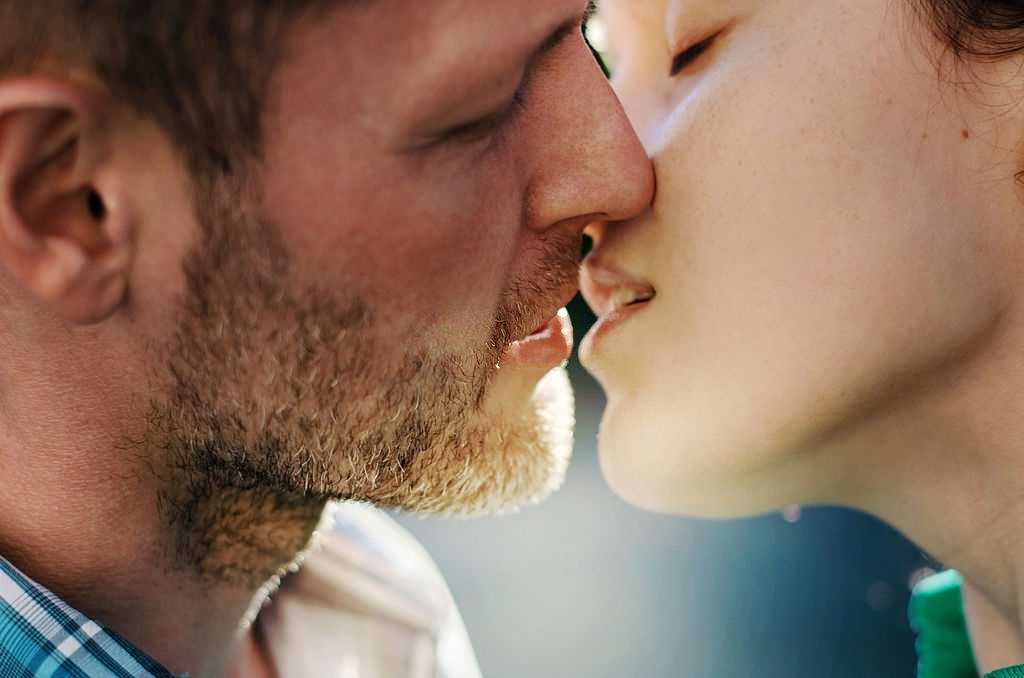 Как целоваться с человеком, который значительно выше вас