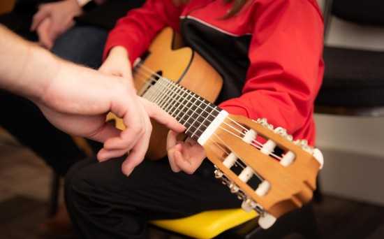 С чего начать обучение игре на гитаре