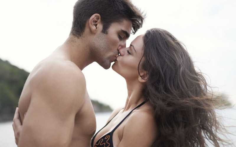 Значение поцелуев: в шею, губы, щечку, руку, спину, ухо, грудь, нос