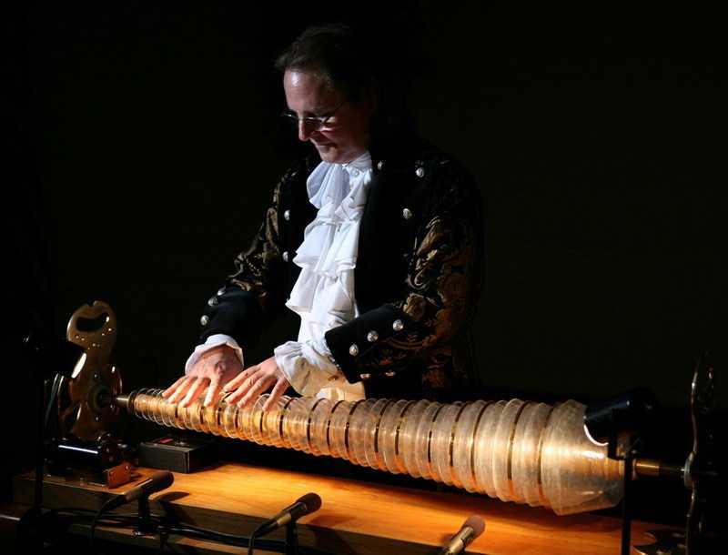 Необычные музыкальные инструменты названия. Бенджамин Франклин стеклянная гармоника. Стеклянная гармоника инструмент. Стеклянная гармоника музыкальный инструмент.
