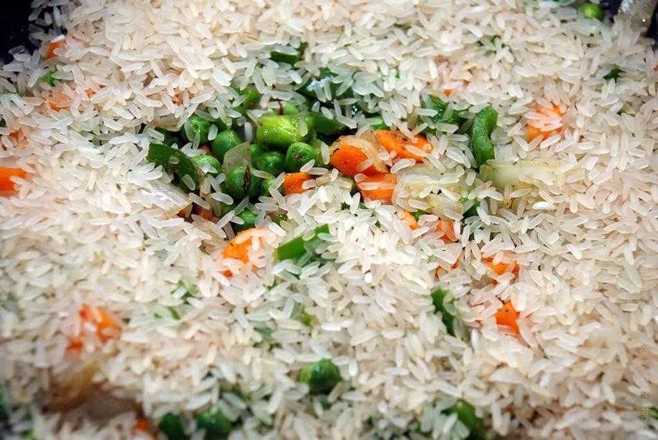 Как варить белый рис Белый рис это блюдо, которое подходит ко всему: к мясу, к овощам, к супам и рыбе Варить рис не сложная задача, но стоит точно знать пропорции воды и риса, и вы должны постараться не переварить или не не доварить его