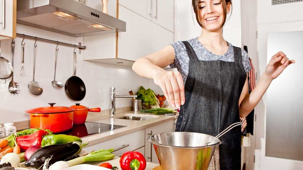 Как научиться вкусно готовить с нуля: 11 простых способов  | playboy