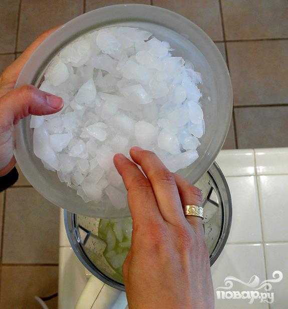 Как быстро заморозить лед в морозилке для коктейлей и сделать кубики