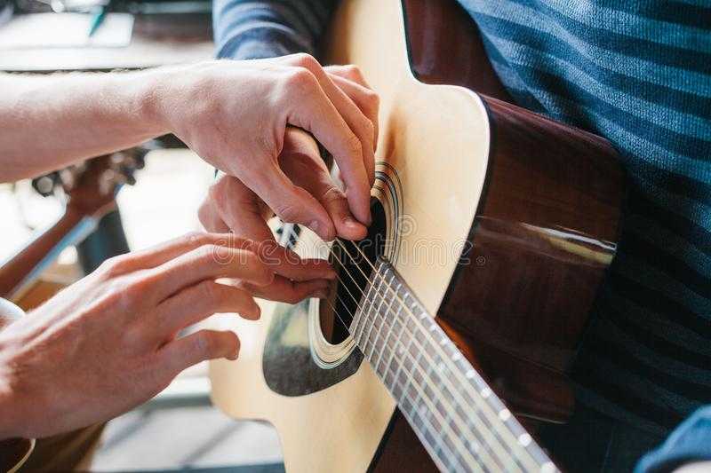 Как научиться играть на гитаре подростку дома? рекомендации
