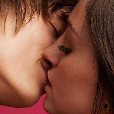 Как правильно целоваться с парнем в губы без языка в первый раз? научиться целоваться взасос по-французски (фото и видео). как научится целоваться в первый раз с парнем