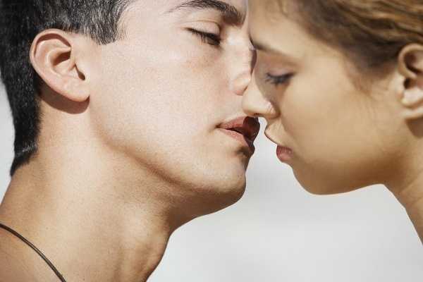 Как поцеловать девушку в первый раз в вашей комнате