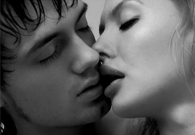 Поцеловать человека во сне. Страстный поцелуй с языком. Поцелуй в губы. Парень и девушка целуются в губы. Страстный поцелуй с языком картинки.