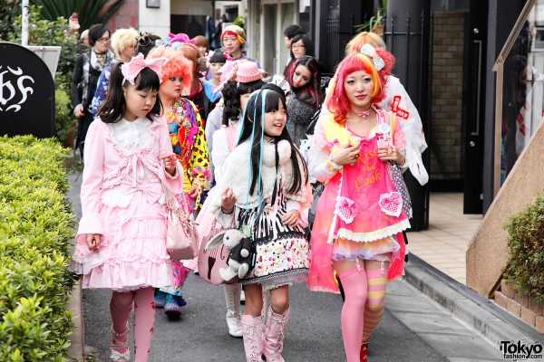 Как одеваться в стиле Харадзюку Харадзюку - стиль, зародившийся среди подростков на улицах возле станции Харадзюку в Сибуя, Япония Возможно, это результат влияния на многих людей американской певицы Гвен Стефани, но эволюция стиля,