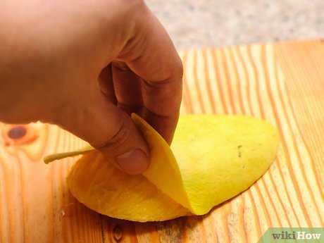 Как разрезать манго На первый взгляд кажется, что разрезать манго очень просто, но это не так, разрезая манго, вы можете превратить фрукт в большую сочную массу Внутри манго также есть большая косточка, которую сложно вырезать Есть