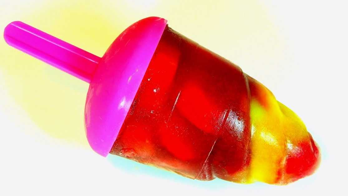 Сделать домашний фруктовый лед. Мороженое фруктовый лед. Мороженое в домашних фруктовый лед. Клюквенный фруктовый лед. Фруктовый лед разноцветный.
