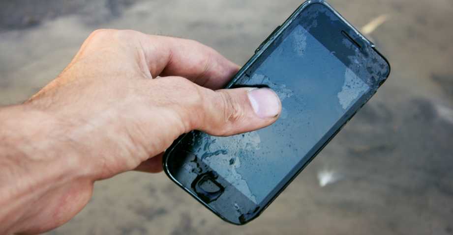 Что делать если телефон упал в воду и не включается после падения. как исправить