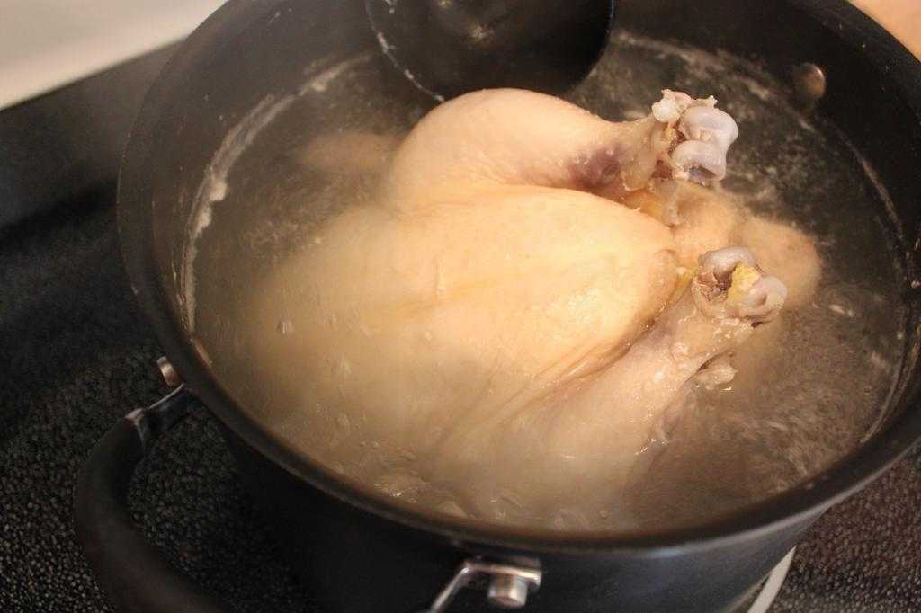 Как варить курицу Вареная курица славится тем, что обычно получается безвкусной, но есть множество способов придать ей неповторимый аромат Жидкость, в которой вы ее готовите, овощи, которые используете для ее приготовления, могут сильно
