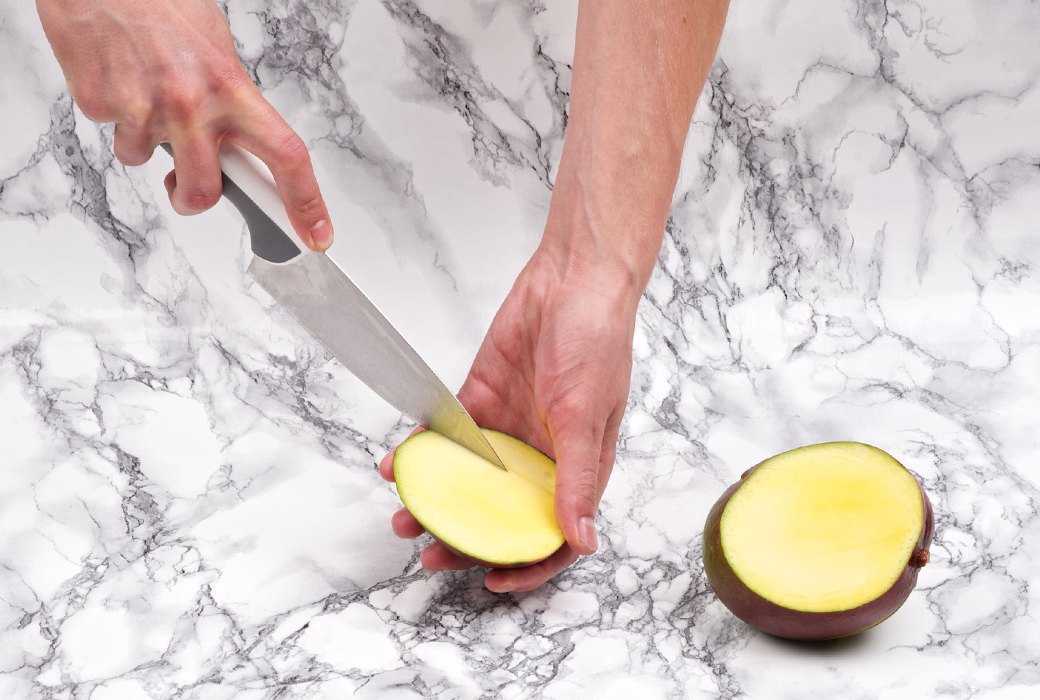 Как разделать манго с косточкой, два простых способа