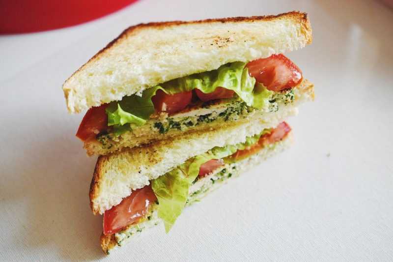 Как сделать сэндвич Сэндвичи можно быстро и легко приготовить из различных ингредиентов, которые наверняка есть у вас дома Обычно они состоят из мяса, сыра, овощей и приправ, которые зажимают между двумя ломтиками хлеба Можно