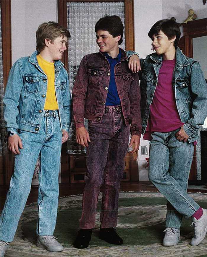 Как одеваться в стиле американской моды 80х годов Американская мода 80-х годов не похожа ни на одну моду, предшествующую ей – и во многом ни один из стилей, следующих после нее, не имеет ничего подобного Это было десятилетие, наполненное