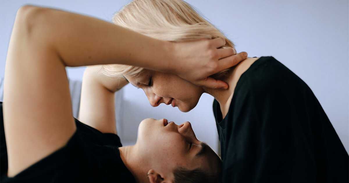 Как целовать вашего партнера в шею: 7 шагов