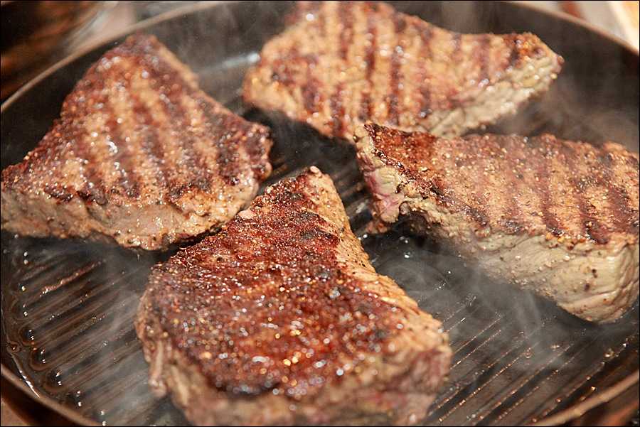 Как правильно пожарить стейк из говядины на сковороде в домашних условиях
