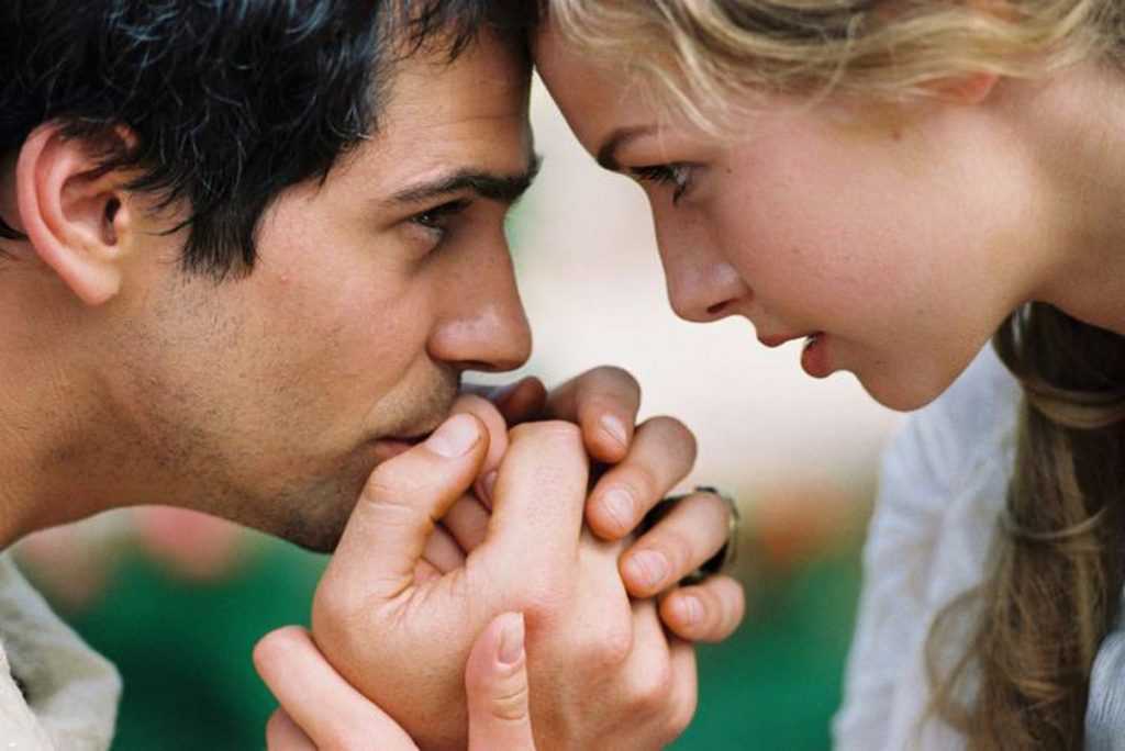 Как страстно целовать: 13 шагов (с иллюстрациями)