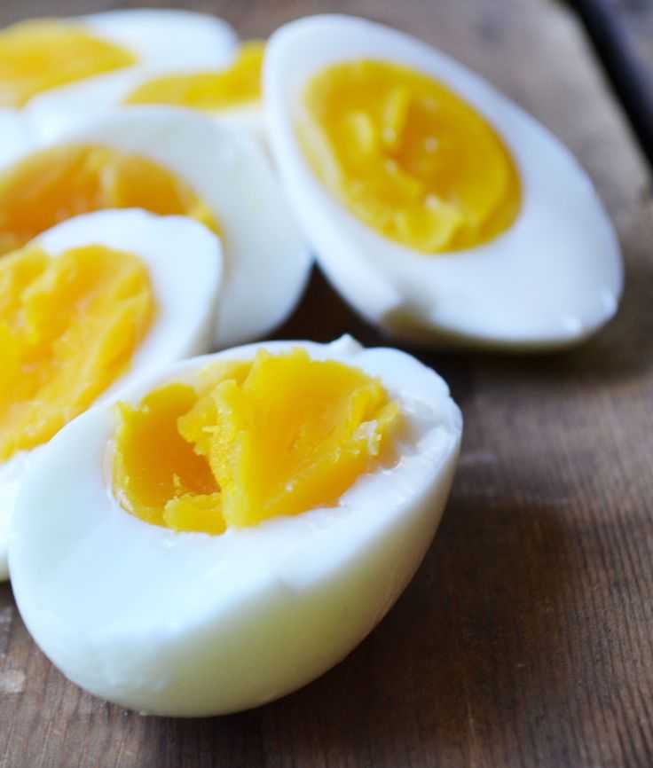 Как сварить яйцо всмятку Яйцо всмятку — отличный выбор для быстрого завтрака Это блюдо не только вкусное, но и довольно простое в приготовлении Яйца всмятку отлично сочетаются с тостами Поскольку в яйцах содержится белок и необходимые