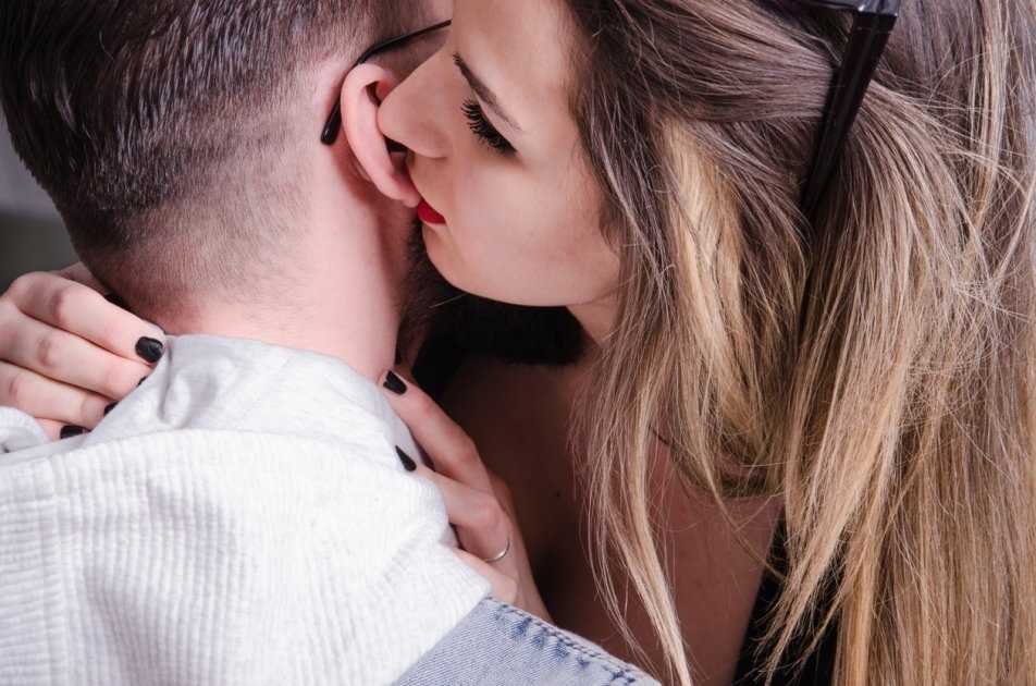 Как поцеловать девушку в первый раз в вашей комнате