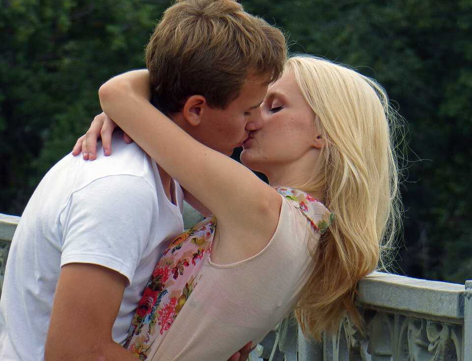 Молодые юноши и девушки. Первый поцелуй. Первый поцелуй в губы. Обычный поцелуй. Первый поцелуй с девушкой.