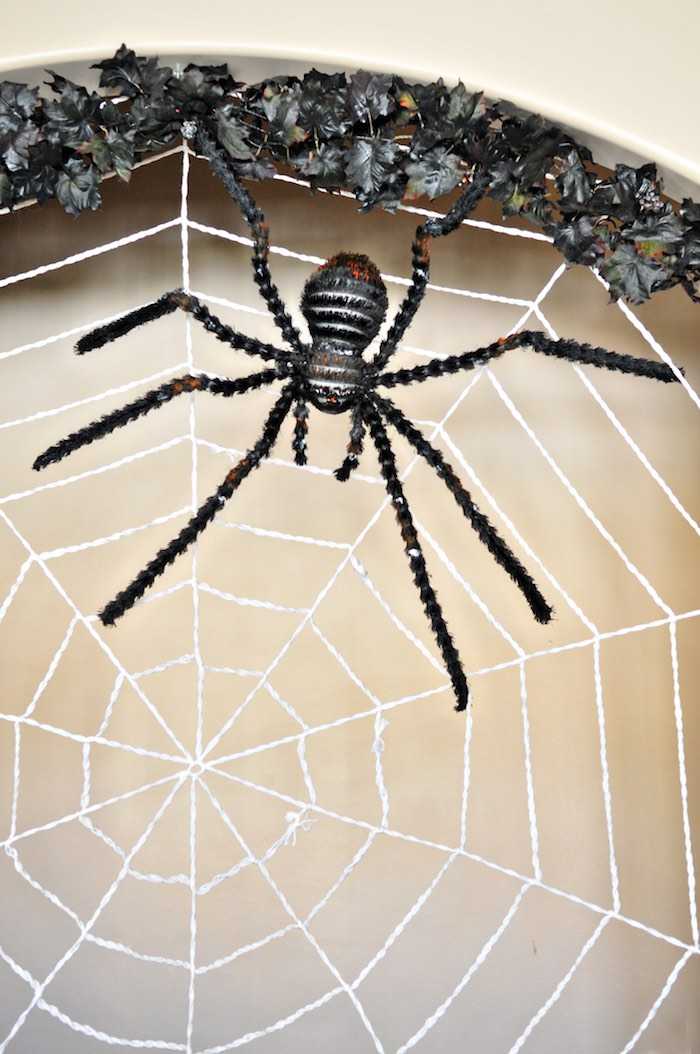 Как сделать паук в домашних условиях. Поделка паутина. Поделка паук. Паучок из подручных материалов. Поделка паук на паутине.