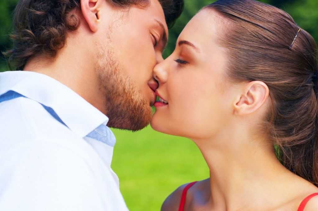 Как целоваться и обниматься со своим парнем: 14 шагов
