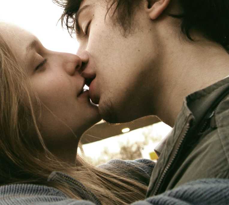 Красивое видео целующихся. Красивый поцелуй в губы. Идеальный поцелуй. Первый поцелуй в губы. Поцелуй в губы подростков.