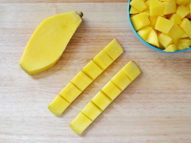 Как разрезать манго с косточкой правильно пополам, кубиками, квадратиками, дольками. инструкция
