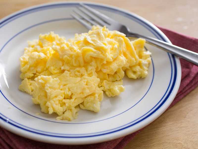 Как приготовить яичницу болтунью Умение приготовить яичницу-болтунью очень полезно — этим вкусным блюдом можно быстро перекусить, если вы спешите Для начала взбейте в миске несколько яиц и добавьте немного молока, если хотите, чтобы