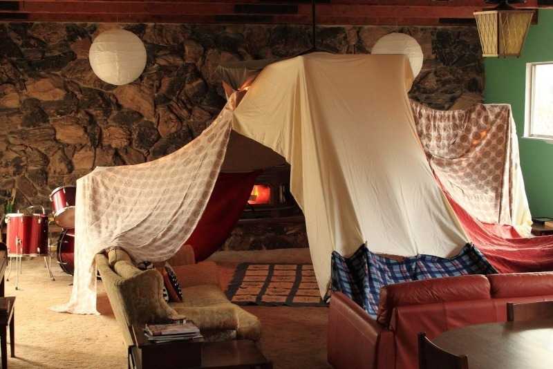 Как сделать шалаш дома из одеяла и подушки? sokol-clean.ru