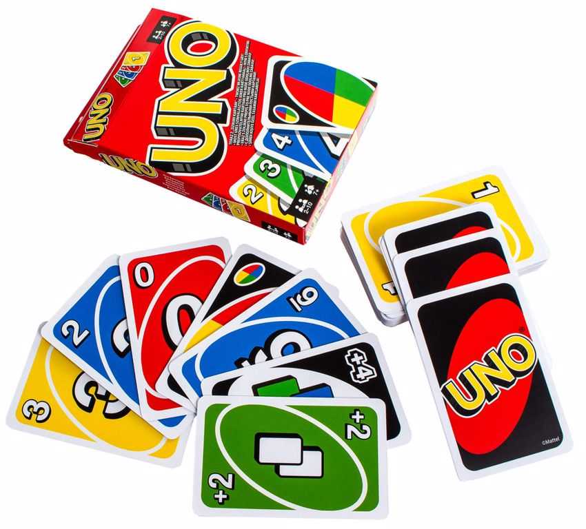 Как играть в УНО  Если вы думаете, в какую игру поиграть с друзьями, попробуйте UNO В начале игры каждому участнику раздается по 7 карт Чтобы начать игру, выберите одну из своих карт, которая подходит к карте так называемого