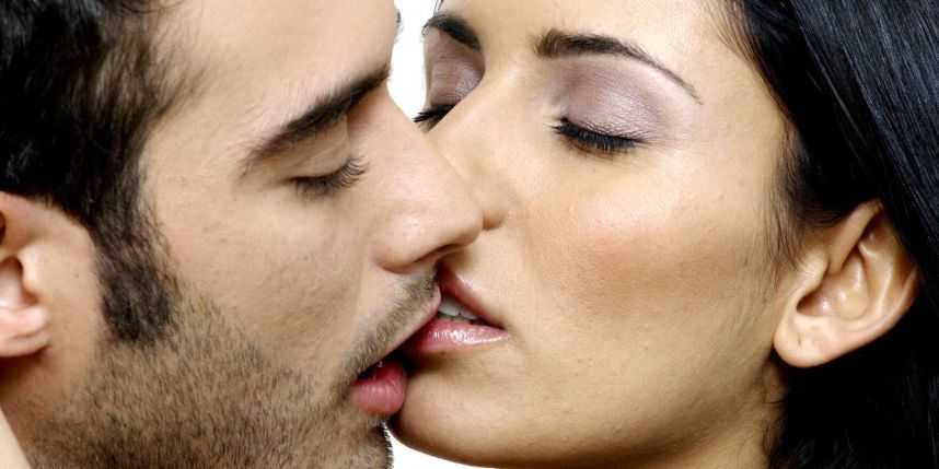Почему мужчина не целуется в губы. Азербайджанский поцелуй. Азербайджанка целуется. Поцелуй азербайджанский мужчина и женщина. Закрыть рот поцелуем.