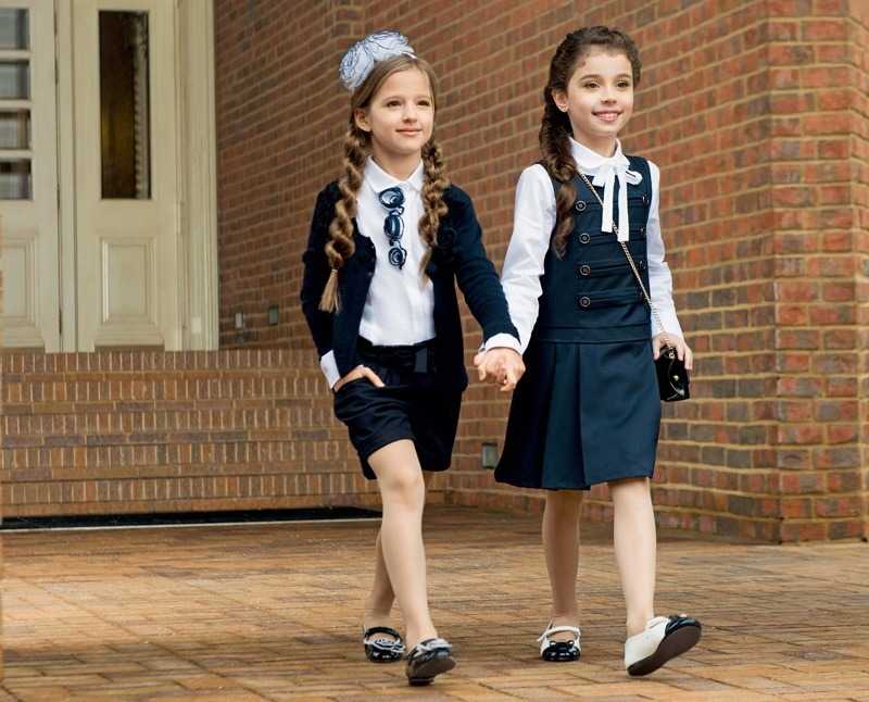 Дети одеваются в школу